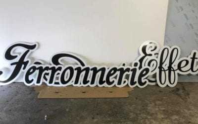 Enseigne lettres découpées en un seul bloc