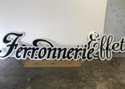 Enseigne lettres découpées en un seul bloc