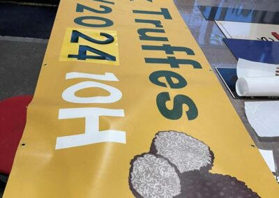 Bâche imprimée avec changement de dates en adhésifs