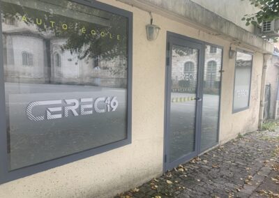 Vitrine avec vitrophanie et film dépoli