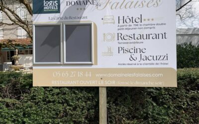Panneau sur-mesure avec porte-documents