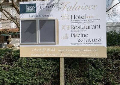 Panneau sur-mesure avec porte-documents