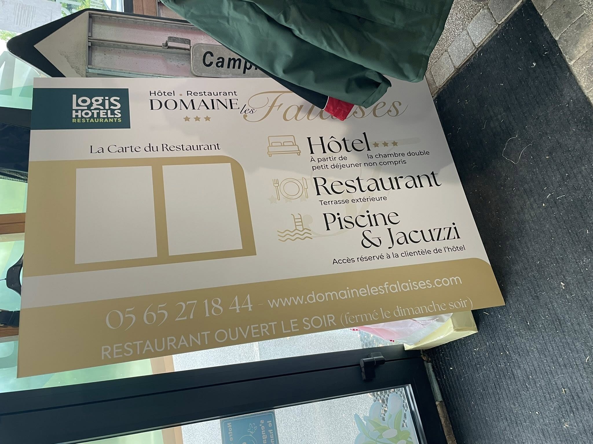 Panneau d'accueil hôtel-restaurant Domaine des Falaises