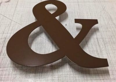 Enseigne lettres découpées en acier